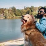 joven con perro feliz
