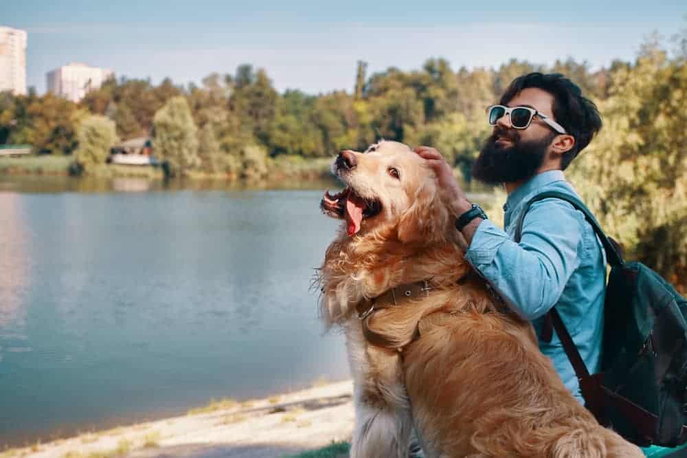 joven con perro feliz