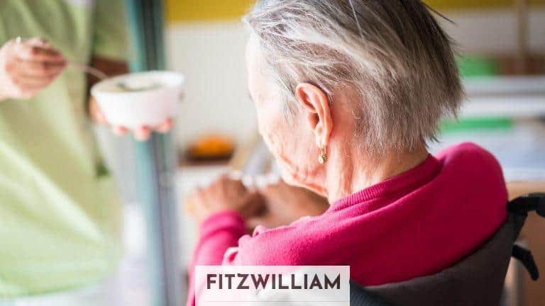 Cuidadoras de ancianos, la alternativa a las residencias