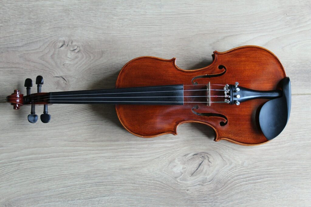 Violín de madera, uno de los instrumentos de cuerda más conocidos
