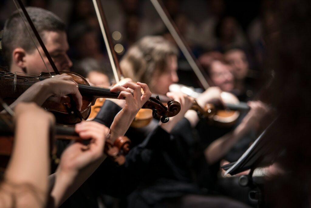 Cuarteto de cuerda: músicos tocando violines en una sala